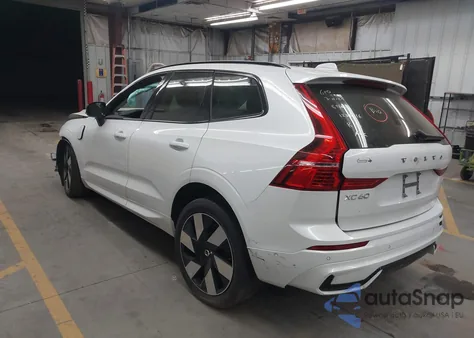 2024 Volvo Xc60 Recharge Plug-In Hybrid T8 Plus Dark Theme z USA, uszkodzony, nr VIN YV4H60DL9R1915780